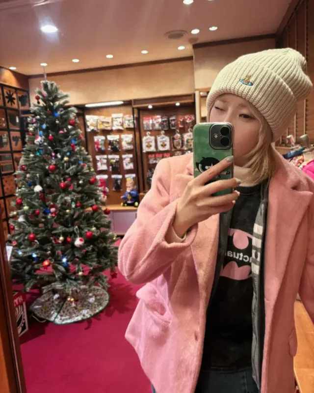 크리스마스 트리 앞 거울 셀피로 캐주얼한 레이어드 스타일과 군살 없는 컴팩트한 상체 비율을 드러낸 모습이다. /사진=공민지 인스타그램