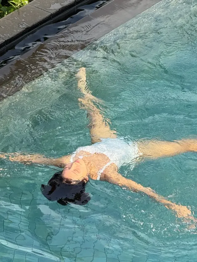 발리 우붓의 인피니티 풀에서 강소연이 흰색 수영복을 입고 완벽한 바디 실루엣을 뽐내며 유영하고 있다. /사진=강소연 인스타그램