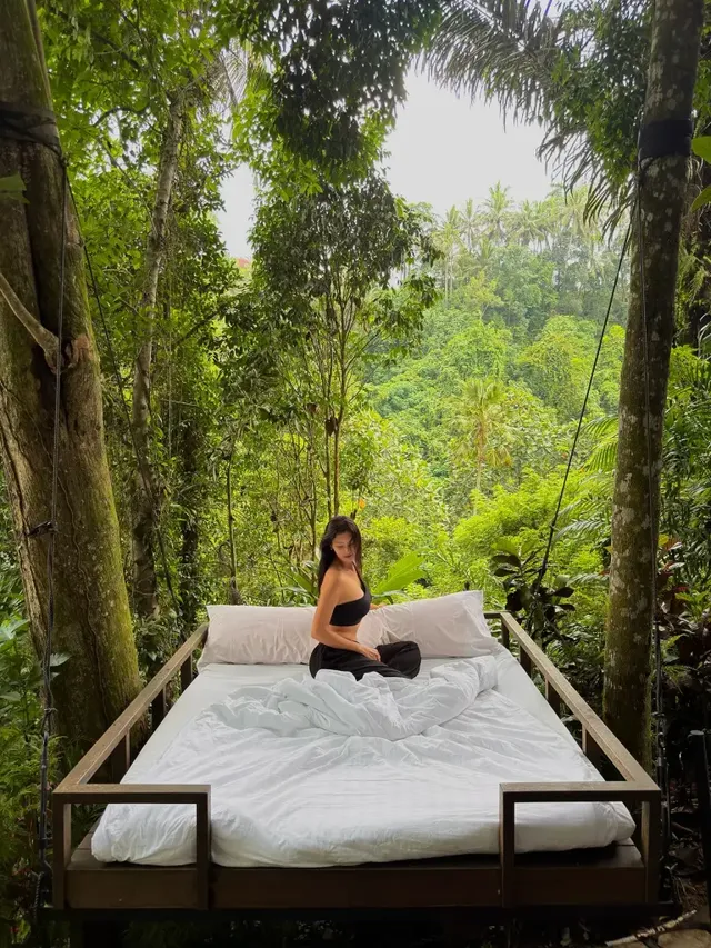 울창한 정글을 배경으로 한 침대 위에서 강소연이 자연스러운 포즈로 건강한 어깨와 팔 라인을 드러내며 우아한 매력을 발산하고 있다. /사진=강소연 인스타그램