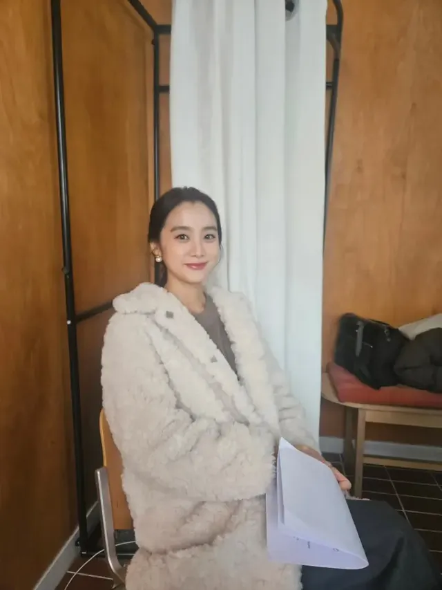 아이보리 보아 퍼 코트로 포근하고 단아한 무드를 완성한 우혜림의 따뜻한 일상 컷. /사진=우혜림 인스타그램