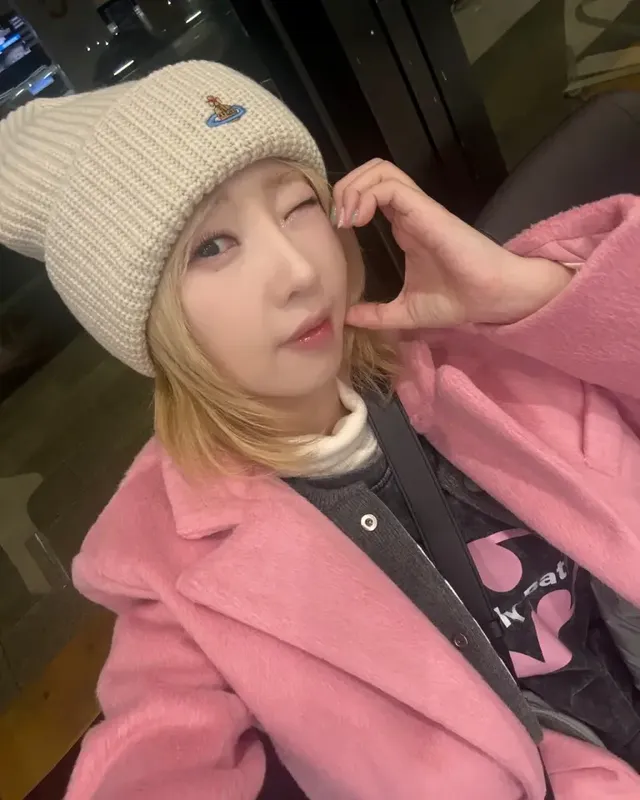 핑크 코트와 아이보리 비니로 러블리하면서도 건강미 넘치는 겨울 스트리트 무드를 연출한 공민지의 클로즈업 컷이다. /사진=공민지 인스타그램