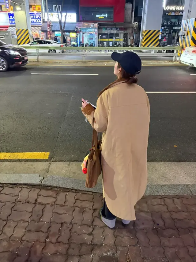 우아한 베이지 롱 코트와 시크한 볼캡으로 도심 속에서 압도적인 존재감을 발산하는 이유미의 사랑스러운 뒷모습. /사진=이유미 인스타그램