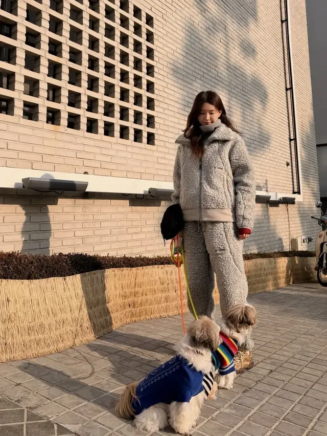 레이 테디 플리스 셋업이 선사하는 여유로운 실루엣 속, 감춰지지 않는 채정안의 우아한 비율과 도시적인 캐주얼 무드가 돋보이는 장면. /사진=채정안 인스타그램