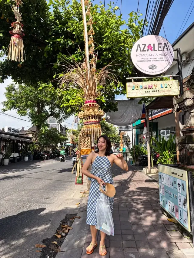 발리 거리 한가운데서 블루 체크 원피스로 드러낸 이미도의 건강한 여행 스타일. /사진=이미도 인스타그램