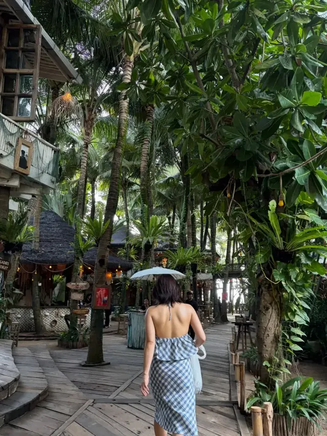 백리스 디테일로 탄탄한 등 라인을 드러내며 운동으로 다진 체력미를 보여준 이미도. /사진=이미도 인스타그램