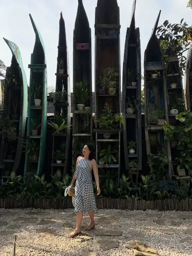 야자수 숲 사이를 걷는 자연스러운 뒷모습에서 균형 잡힌 보디라인이 돋보이는 순간. /사진=이미도 인스타그램 