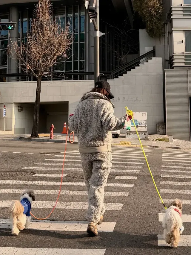 뒷모습마저 완벽한 채정안! 플리스 텍스처의 리듬감과 안정적인 핏이 그녀의 우아한 일상과 조화를 이루는 컷. /사진=채정안 인스타그램