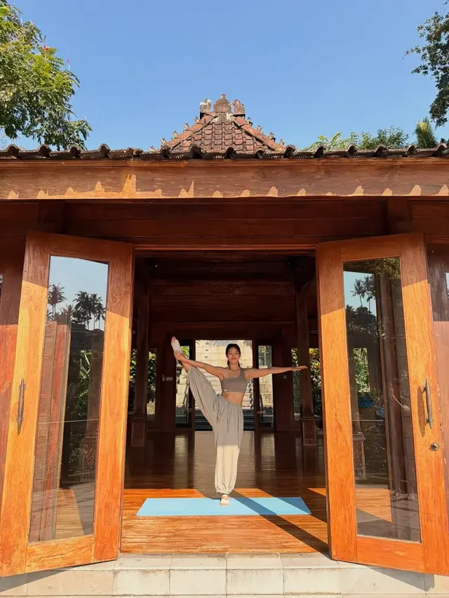 전통 건축미가 돋보이는 요가 파빌리온에서 강소연이 크롭톱을 입고 유연한 요가 포즈로 탄탄한 코어 근육을 과시하고 있다. /사진=강소연 인스타그램