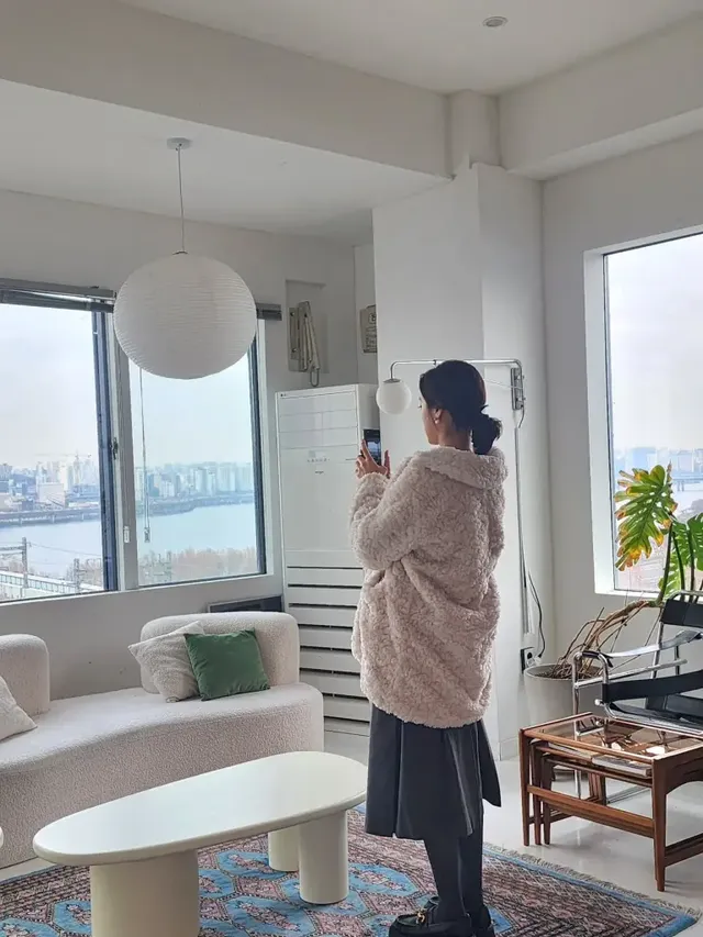 아이보리 보아 퍼 코트로 포근하고 단아한 무드를 완성한 우혜림의 따뜻한 일상 컷. /사진=우혜림 인스타그램