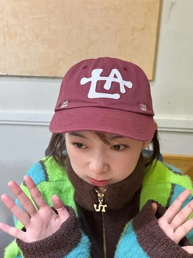 버건디 볼캡과 포근한 컬러 니트가 그녀의 인형 같은 이목구비와 귀여운 표정을 더욱 돋보이게 하는 클로즈업 컷. /사진=이유미 인스타그램