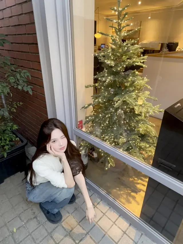 따뜻한 햇살 아래, 루즈핏 데님과 미니멀 니트로 편안하면서도 스타일리시한 모습을 보여준다. /사진=방지민 인스타그램