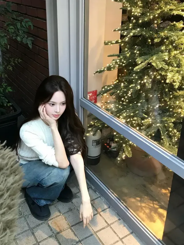 크리스마스트리를 배경으로 포근한 니트와 데님을 매치한 방지민의 겨울 로맨틱 캐주얼룩. /사진=방지민 인스타그램