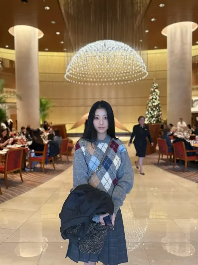 호텔 로비의 따스한 조명 아래, 장승연이 겨울 아가일 니트 패션으로 포근하고 우아한 분위기를 연출하고 있다. /사진=장승연 인스타그램