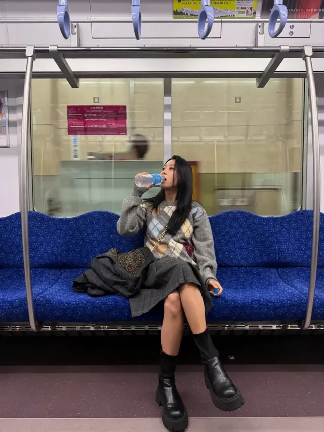 장승연이 크리스마스 장식 앞에서 아가일 니트와 플랫폼 부츠를 활용한 겨울 데일리룩으로 시즌 무드를 더한다. /사진=장승연 인스타그램