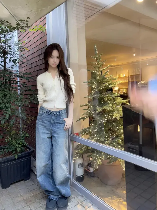 아이보리 니트의 섬세한 케이블 패턴과 자연스러운 헤어스타일이 어우러져 따뜻한 무드를 연출한다. /사진=방지민 인스타그램