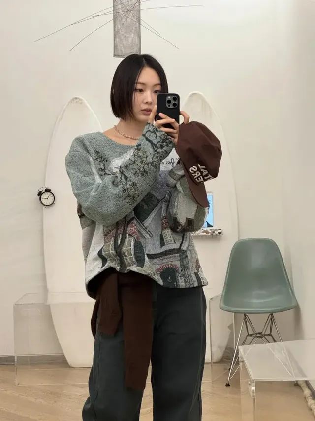 거울에 비친 금새록의 모습이 커피잔, 오브제와 어우러져 아날로그적인 무드를 더하고 있다. /사진=금새록 인스타그램