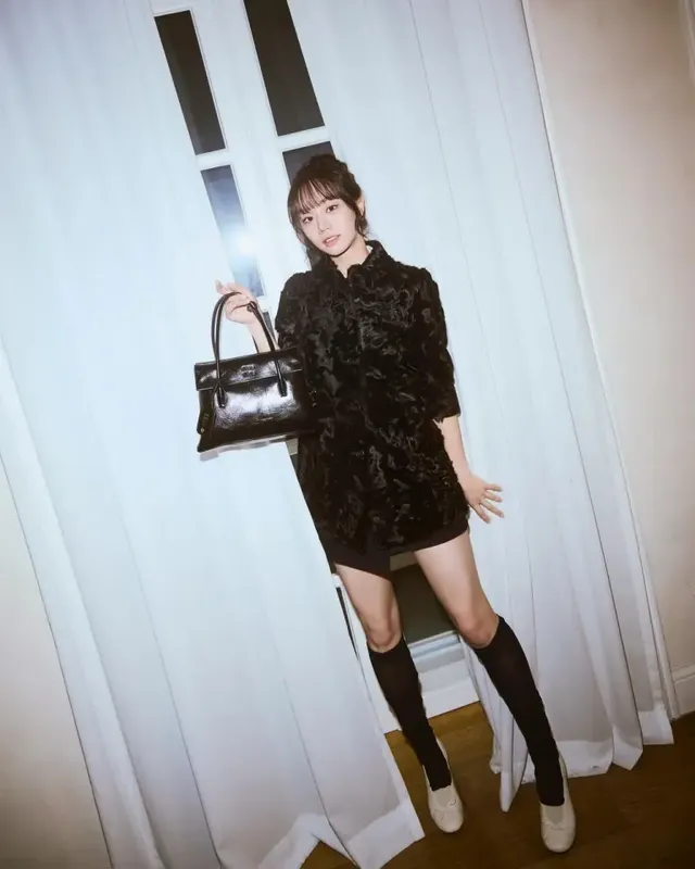 은은한 조명 아래, 풍성한 블랙 퍼 재킷과 미니스커트로 완성된 혜리의 세련된 겨울 패션. /사진=혜리 인스타그램