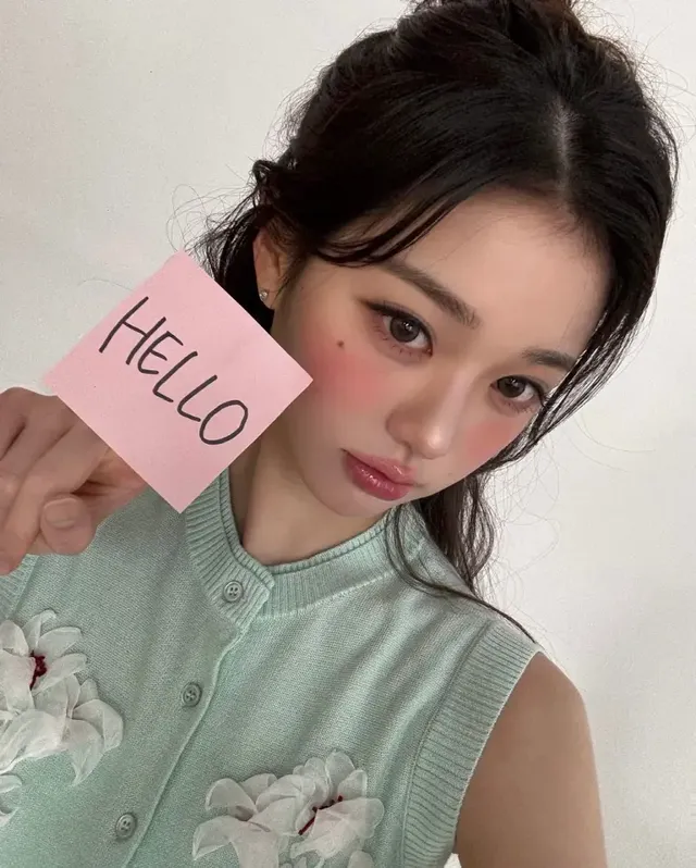 민트 니트 베스트에 플라워 디테일과 풍선, 케이크가 어우러져 동화 속 한 장면 같은 사랑스러운 무드를 연출한 장원영. /사진=장원영 인스타그램