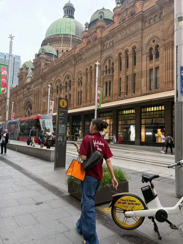 소유가 시드니 도심 거리를 배경으로 버건디 셔츠 스타일링을 선보이며 레트로 스트리트 무드를 연출했다. /사진=소유 인스타그램