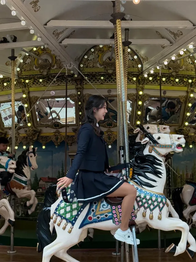 [캡션2] 단정한 크롭 재킷과 플레어 스커트로 클래식 하이틴 무드를 연출한 김재희의 전신 스타일. /사진=김재희 인스타그램