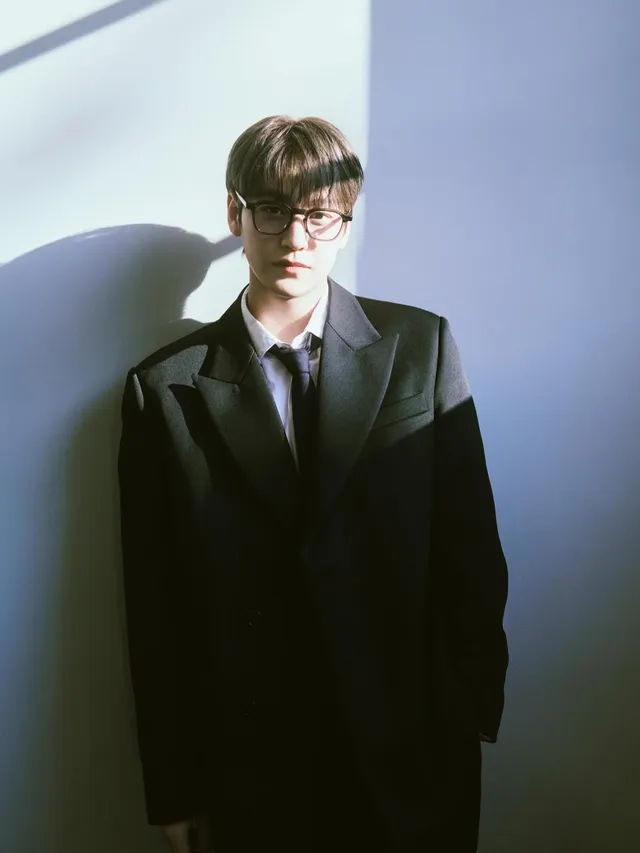 햇살이 스며드는 공간에서 모노톤 코트와 수트로 깊이 있는 분위기를 연출한 김범. /사진=김범 인스타그램