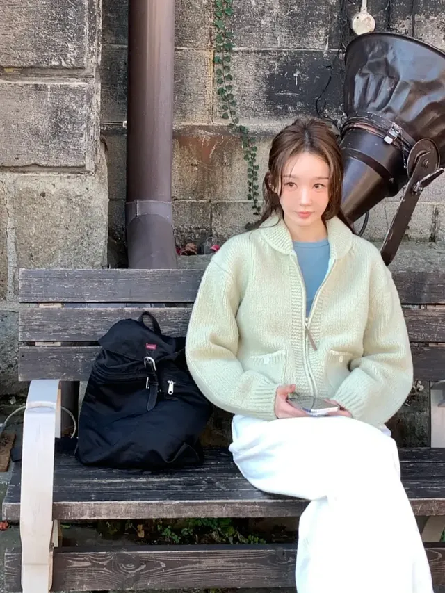 강민경이 보여준 여유로운 실루엣과 부드러운 컬러 조합이 겨울 패션에 새로운 활력을 불어넣는다. /사진=강민경 인스타그램