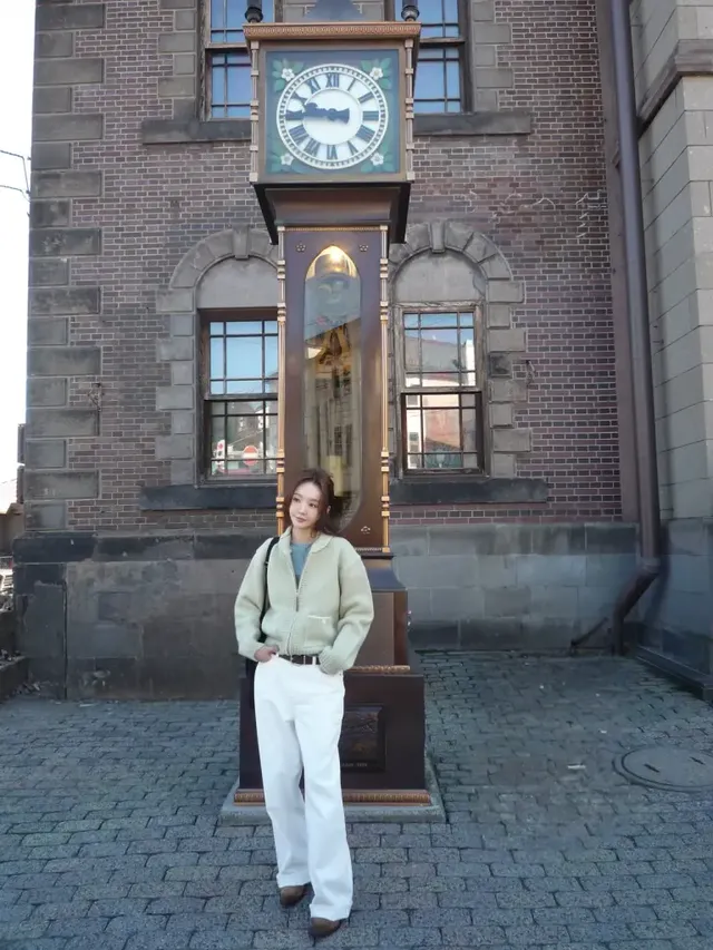 따스한 햇살이 비치는 고풍스러운 시계탑을 배경으로 강민경의 세련된 겨울 데일리룩이 한층 더 돋보인다. /사진=강민경 인스타그램