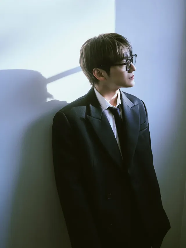 [캡션2] 깔끔한 헤어스타일과 다크 브라운 안경으로 지적인 매력을 더한 김범의 클로즈업. /사진=김범 인스타그램