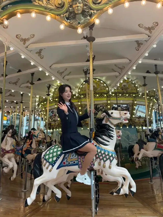  몽환적인 조명 아래에서 네이비 셋업과 화이트 스니커즈로 발랄한 매력을 더한 김재희. /사진=김재희 인스타그램 