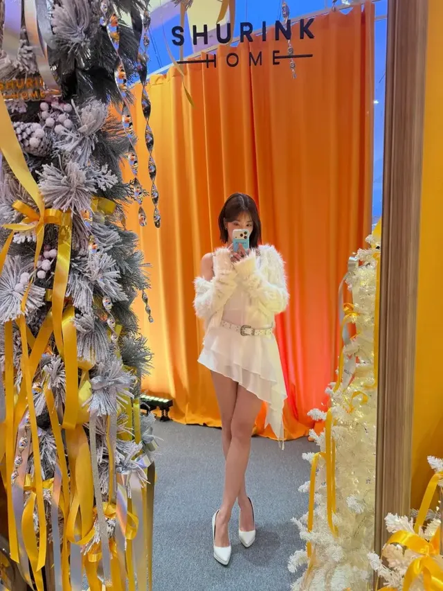 부드러운 퍼 재킷과 은은한 실키 드레스가 어우러져 권은비의 우아한 옆모습을 강조한다. /사진=권은비 인스타그램