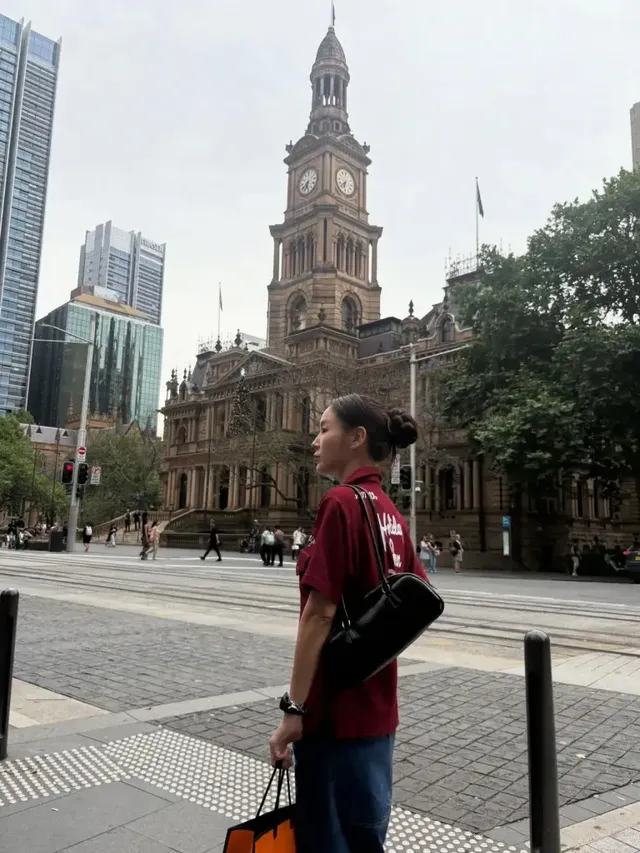 노을 지는 도시의 랜드마크 앞에서 소유의 캐주얼하면서도 감각적인 룩이 시선을 사로잡으며 멋스러운 순간을 완성한다. /사진=소유 인스타그램