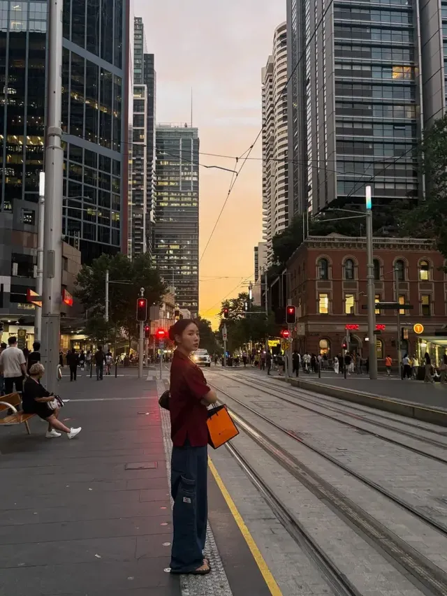 고층 빌딩과 케이블카가 보이는 시드니 풍경 속, 소유가 여유로운 와이드 데님과 함께 도시 탐험가 분위기를 자아낸다. /사진=소유 인스타그램