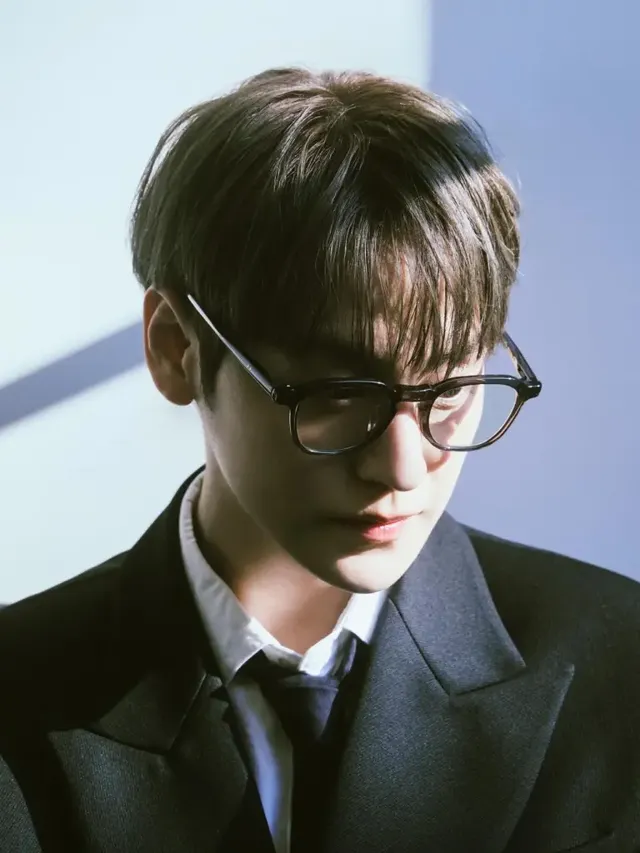 고급스러운 울 소재의 블랙 롱코트와 정갈한 수트가 조화를 이룬 김범의 전신 스타일. /사진=김범 인스타그램 