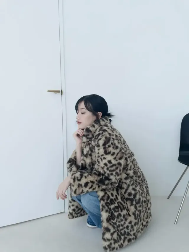 하얀 벽 앞에서 몽환적인 눈빛으로 남다른 아우라를 뽐내는 이나은의 모습. /사진=이나은 인스타그램