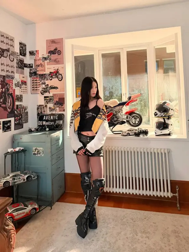 레이싱 자켓과 니 가드로 파격적인 바이크 룩을 완성한 박초롱이 카리스마 넘치는 포즈를 취하고 있다. /사진=박초롱 인스타그램