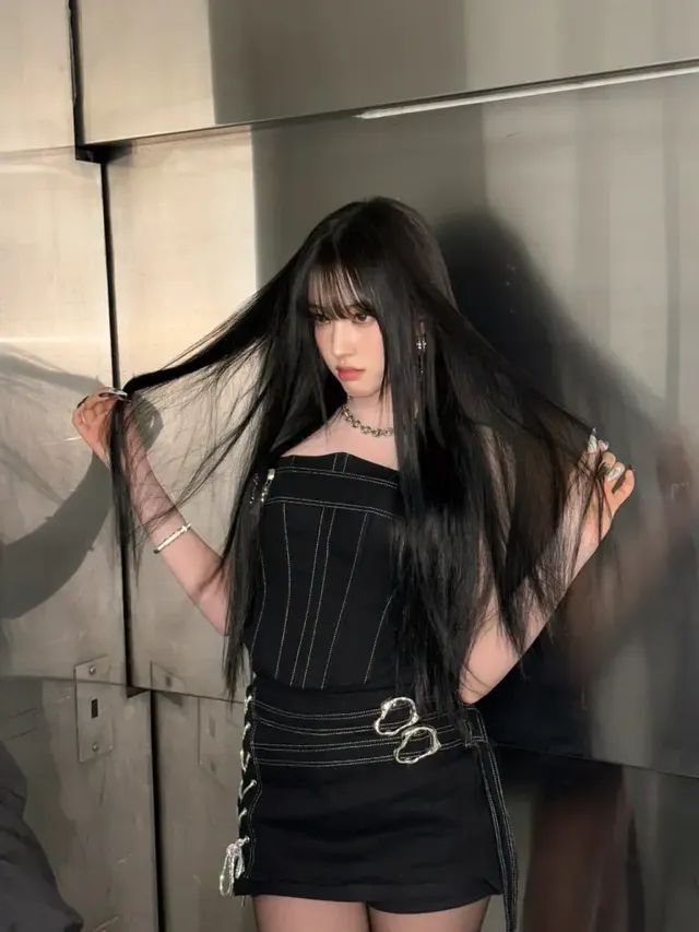 화이트 스티치가 돋보이는 코르셋 셋업을 입고 신비로운 분위기를 자아내고 있는 스테이씨 윤. /사진=윤 인스타그램