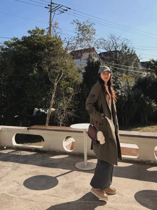 카키 롱 코트와 니트 레이어드로 안정적인 실루엣을 완성한 모습. /사진=박한별 인스타그램