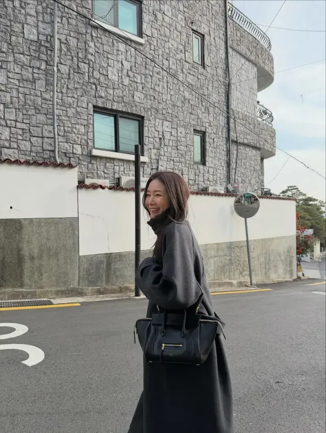 카페 앞에서 블랙 롱 코트와 레더 백으로 완성한 겨울 산책 스타일. /사진=최지우 인스타그램