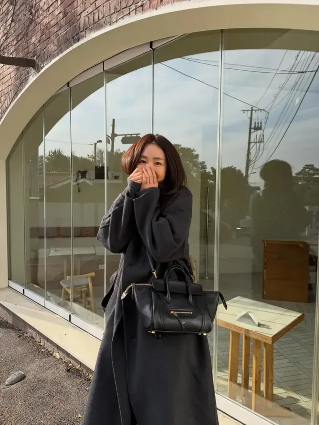 바람에 흩날리는 코트 자락이 겨울 무드를 강조한 뒷모습. /사진=최지우 인스타그램