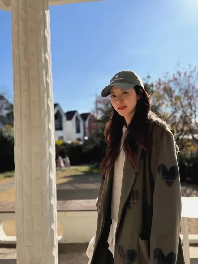 햇살이 스며드는 야외 공간에서 차분한 표정으로 서 있는 박한별의 겨울 데일리 스타일. /사진=박한별 인스타그램