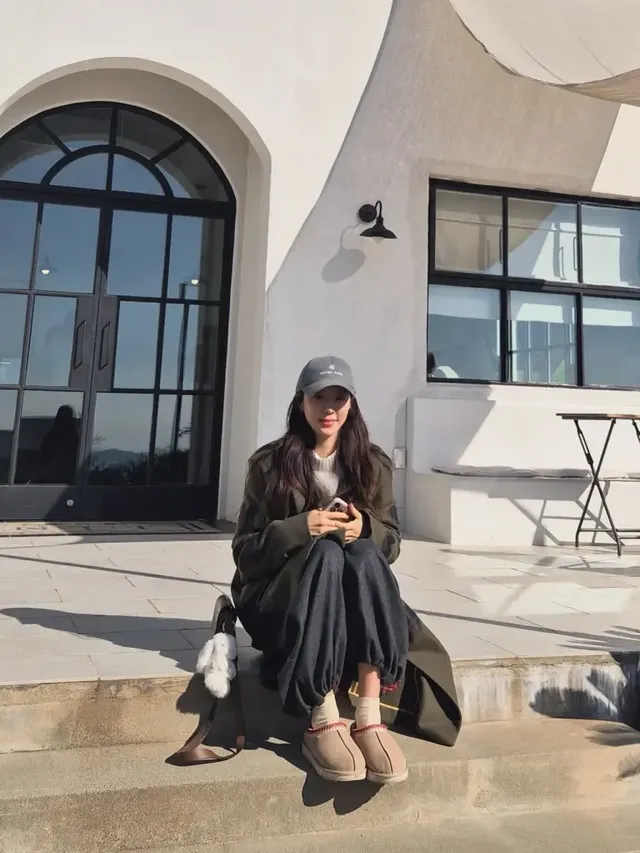 계단에 앉아 여유로운 포즈를 취한 채 자연스러운 무드를 드러낸 장면. /사진=박한별 인스타그램