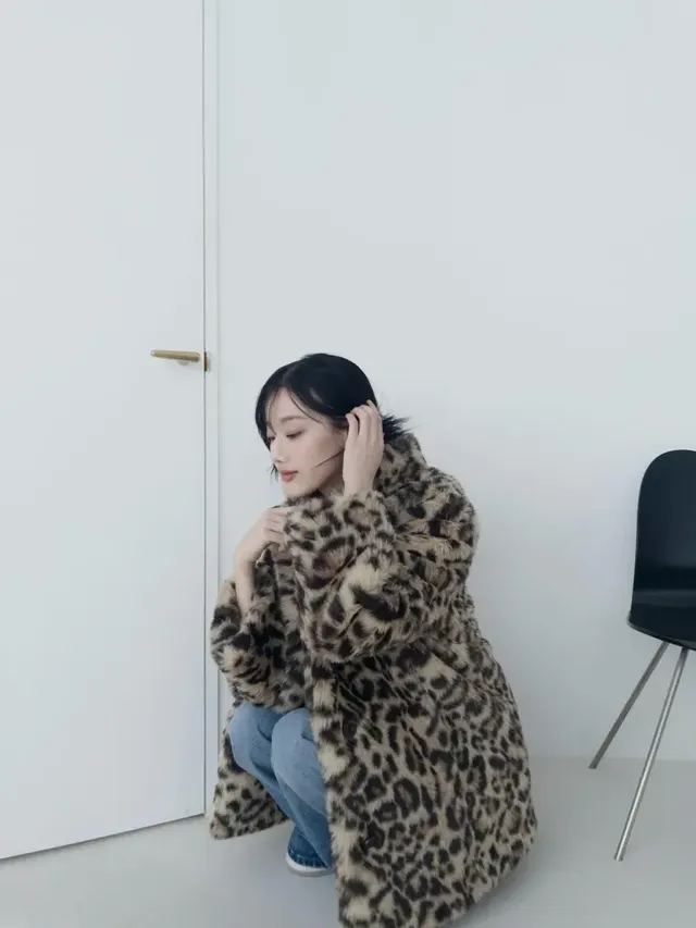 레오파드 퍼 코트를 완벽하게 소화하며 고혹적인 분위기를 발산하는 이나은. /사진=이나은 인스타그램