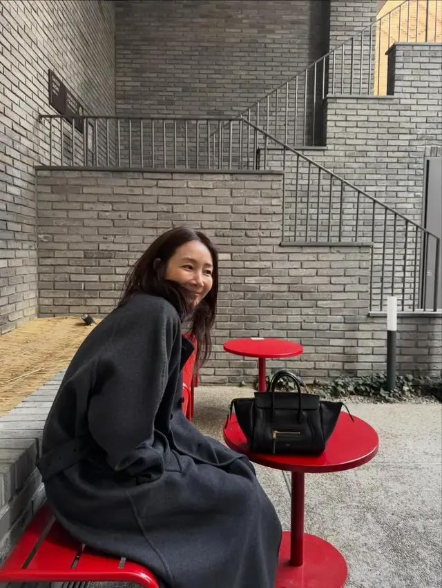 도로 위를 걷는 장면에서 드러난 각선미와 롱 아우터의 균형감. /사진=최지우 인스타그램