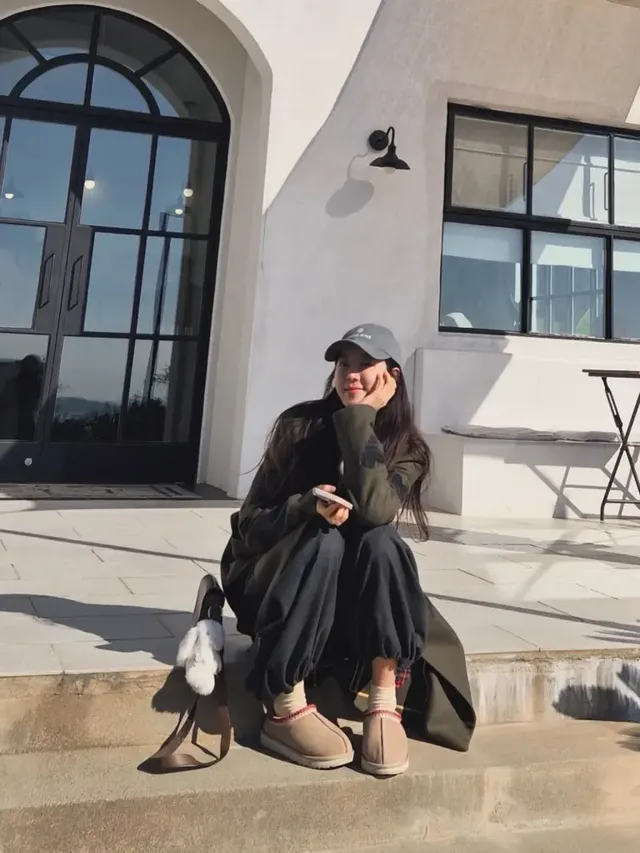 밝은 외벽을 배경으로 편안한 착장 속 비율과 분위기를 강조한 컷. /사진=박한별 인스타그램​