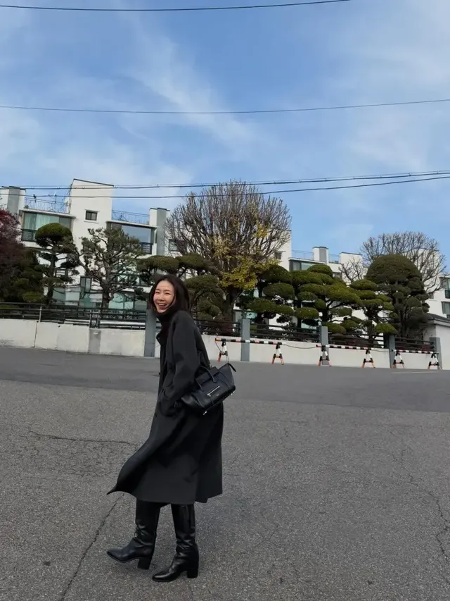 구조적인 블랙 백과 여유로운 코트 실루엣이 조화를 이룬 순간. /사진=최지우 인스타그램