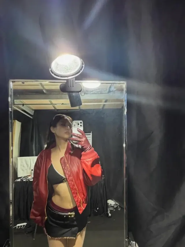 강렬한 레드 가죽 재킷을 걸치고 시크하게 카메라를 응시하는 모습. /사진=제니 인스타그램