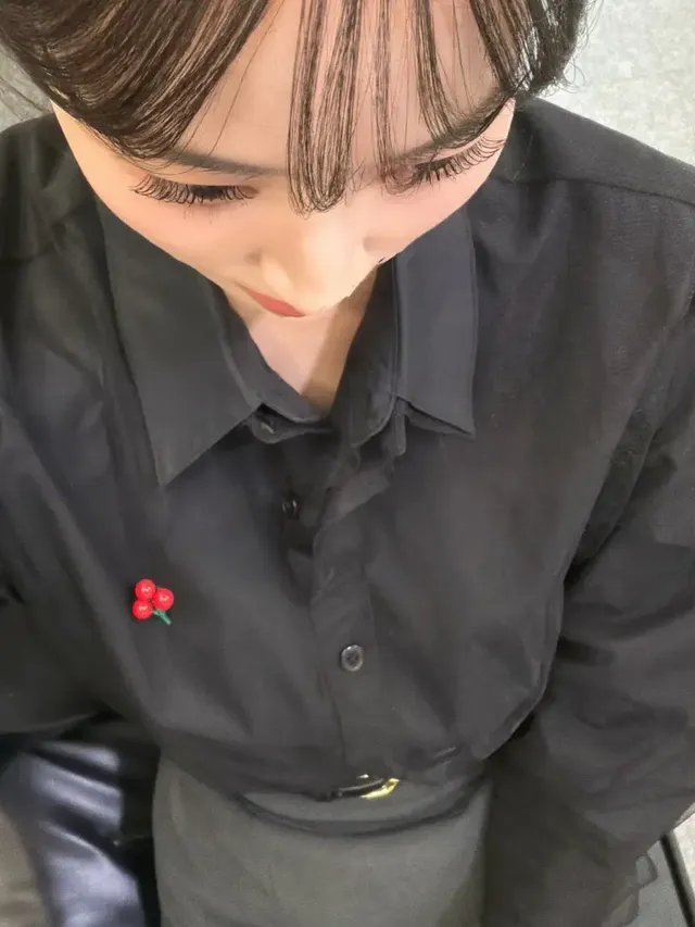 거울 셀카를 통해 시스루 소매 포인트와 슬림한 허리 라인을 강조한 세련된 올 블랙 스타일링을 선보이고 있다. /사진=주시은 인스타그램