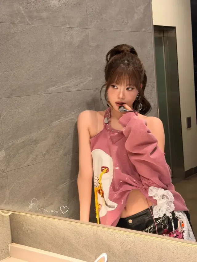 우아한 화이트 레이스 드레스에 포근한 가디건을 매치해 청순미의 정석을 보여주는 모습. /사진=김채원 인스타그램