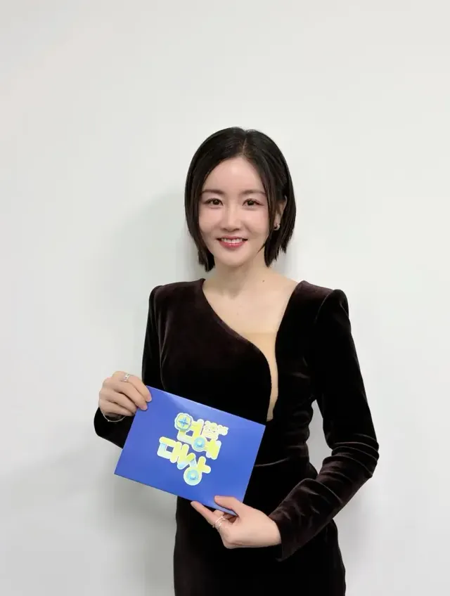 2025 KBS 연예대상 큐시트를 들고 화사한 미소를 짓고 있는 배우 황우슬혜. /사진=황우슬혜 인스타그램