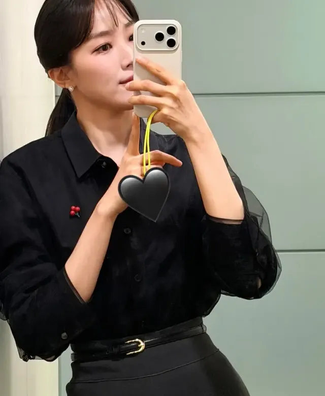 블랙 셔츠 위에 더해진 레드 체리 브로치가 주시은의 지적인 이미지에 사랑스러운 매력을 더한다. /사진=주시은 인스타그램